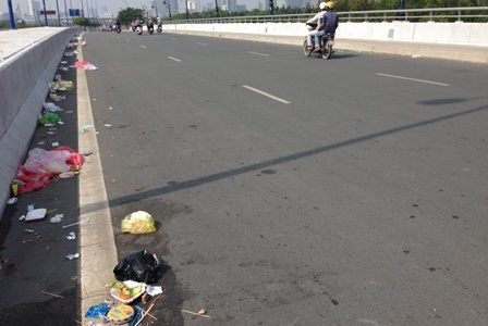 Đủ loại rác dọc 2 bên đại lộ hiện đại nhất TPHCM