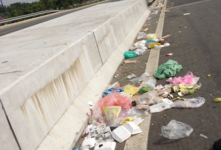 Đủ loại rác dọc 2 bên đại lộ hiện đại nhất TPHCM