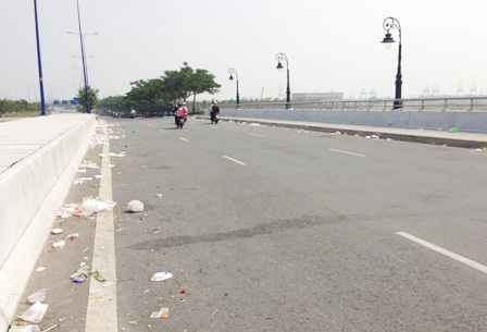 Đủ loại rác dọc 2 bên đại lộ hiện đại nhất TPHCM