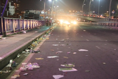 Rác cũng tràn đường trên cầu Thủ Thiêm sau thời điểm hàng chục ngàn người đến xem bắn pháo hoa