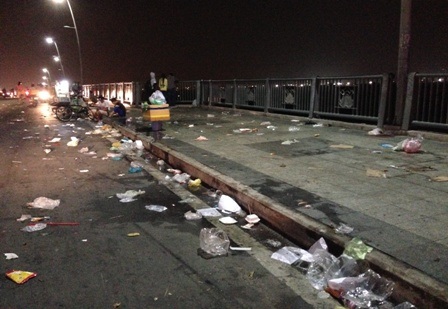 Rác cũng tràn đường trên cầu Thủ Thiêm sau thời điểm hàng chục ngàn người đến xem bắn pháo hoa