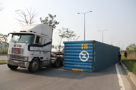 Hiện trường sự cố lật thùng container trên đại lộ Đông Tây