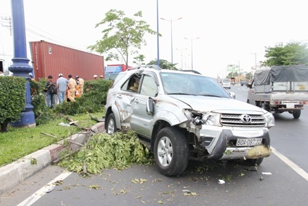 Hiện trường vụ TNGT nghiêm trọng làm 2 công nha 6 chăm sóc cây xanh trọng thương.