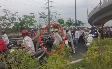 Va chạm xe, người đàn ông hành hung nữ sinh viên trên đường - 1 Cô gái và người đàn ông (trong vòng tròn) tranh cãi nhau sau vụ va chạm…