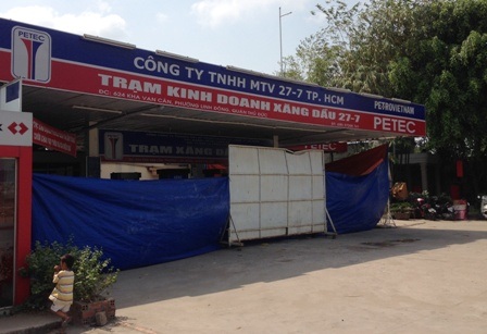 Trạm xăng dầu 27/7 được che chắn, phong tỏa để sửa chữa.