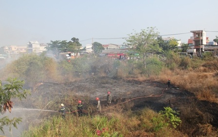 Lực lượng cảnh sát PCCC quận 9 đã nhanh chóng có mặt tiếp cận nhiều hướng khống chế ngọn lửa.