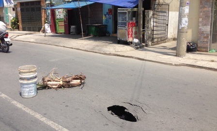 Hố sâu bất ngờ xuất hiệ trên đường Kha Vạn Cân trưa 24/4