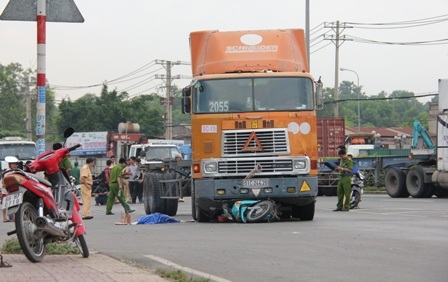 Hiện trường vụ tai nạn làm cháu bé 18 tháng tuổi chết tại chỗ.