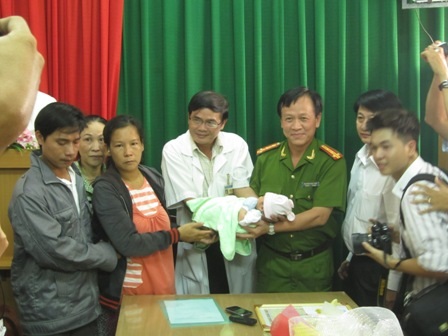 Vợ chồng chị Tâm đón nhận lại con từ tay BGĐ bệnh viện và Công an quận 7