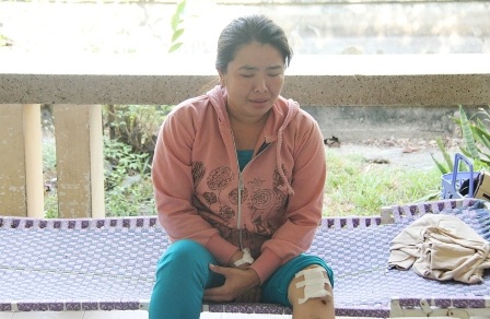 Người mẹ trẻ gạt nước mắt tiễn 2 con về quê nội để ở lại lo cho chồng