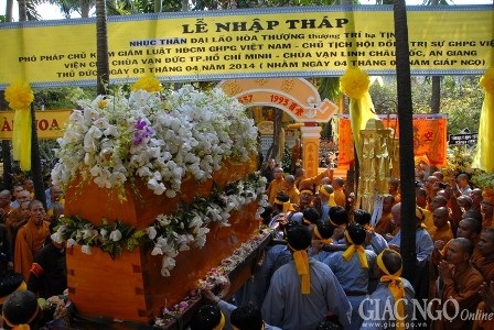 Nhập tháp kim quan cố Đại lão Hòa thượng Thích Trí Tịnh - 9 Đúng 8h45, kim quan cố Đại lão Hòa thượng được vào khu vực bão tháp (ảnh Giác ngộ).
