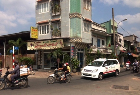 Vì sao người dân hay "phạm lỗi" tại góc đường Phạm Văn Đồng? - 3 Rất đông phương tiện từ đường 17 rẽ phải vào đường Phạm Văn Đồng đa số đều không bật đèn xi nhan