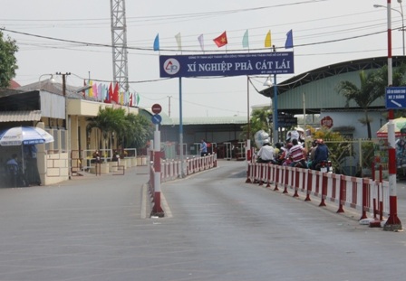 Trái ngược với cảnh kẹt xe kinh hoàng vào dịp lễ tết những năm trước tại bến phà Cát Lái... 