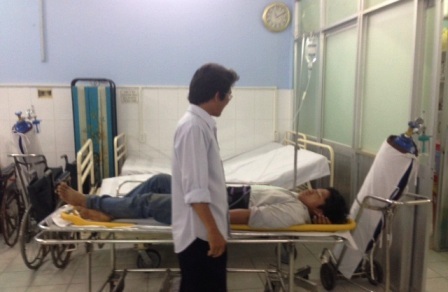 Nam công nhân Nguyễn Văn Hùng đang cấp cứu tại BV quận Thủ Đức