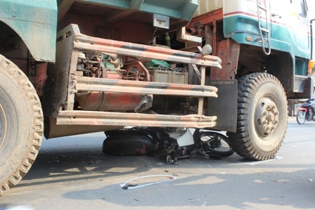 Kỹ sư xây dựng bị xe tải ben cán chết