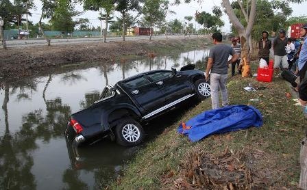 Ô tô lao xuống mương, 4 người đập cửa kêu cứu - 2 Hiện trường vụ TNGT trên đại lộ Nguyễn Văn Linh.