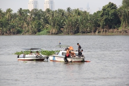 Cha lặn ngụp suốt đêm tìm con trên sông Sài Gòn - 1 Lực lượng cứu hộ cứu nạn tích cực lặn tìm cháu bé trên sông Sài Gòn.