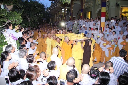 Tổ chức lễ tang cấp cao Đại lão Hòa thượng Thích Trí Tịnh - 7 Nhục thân cố Đại lão Hòa thượng đang được đưa vào kim quan.