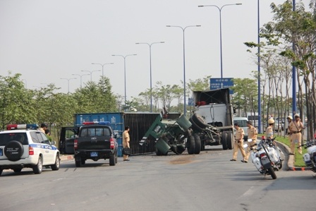 Lực lượng CSGT đang xử lý, giải quyết sự cố