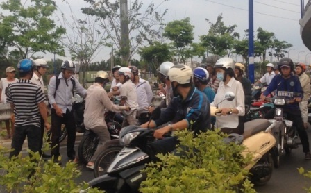 Va chạm xe, người đàn ông hành hung nữ sinh viên trên đường - 2 Cô gái và người đàn ông (trong vòng tròn) tranh cãi nhau sau vụ va chạm…