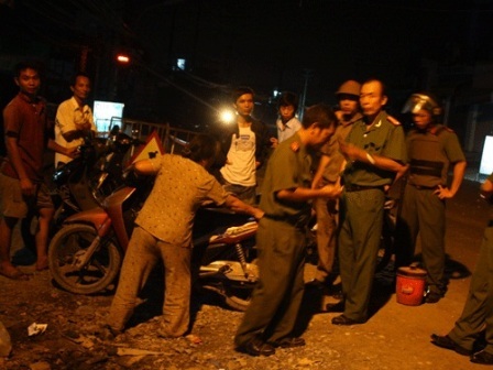 Người dân kéo đến trạm xăng dầu 27/7 khiếu nại do đổ 