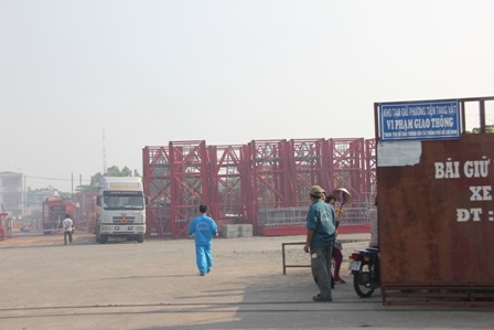 Nhốn nháo vì đồng cỏ khô cạnh bãi giữ xe phát hỏa dữ dội