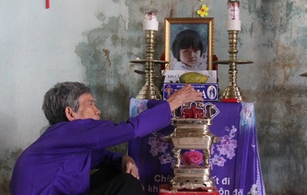 Bà Cựu bên bàn thờ đứa con gái bất hạnh.