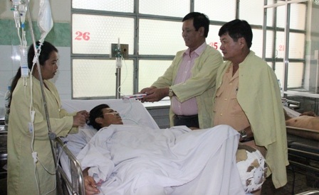 Người mẹ trẻ gạt nước mắt tiễn 2 con về quê nội để ở lại lo cho chồng