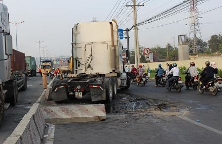 Ô tô lao xuống mương, 4 người đập cửa kêu cứu - 3 Hiện trường xe container “làm loạn” trên XLHN.