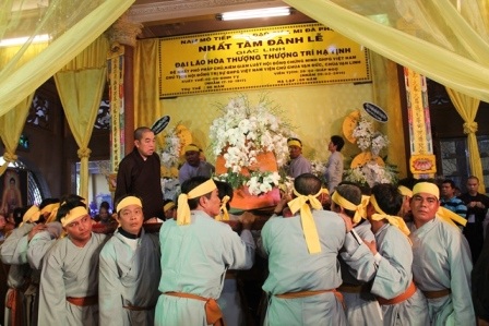 Nhập tháp kim quan cố Đại lão Hòa thượng Thích Trí Tịnh - 3 Kim quan cố Đại lão Hòa thượng rời lễ đường.
