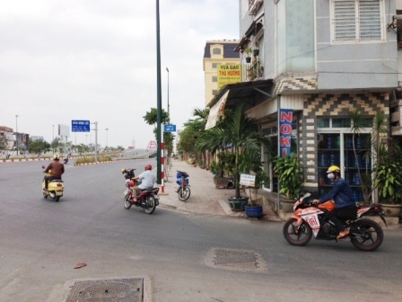 Vì sao người dân hay "phạm lỗi" tại góc đường Phạm Văn Đồng? - 2 Rất đông phương tiện từ đường 17 rẽ phải vào đường Phạm Văn Đồng đa số đều không bật đèn xi nhan