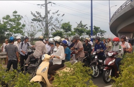 Va chạm xe, người đàn ông hành hung nữ sinh viên trên đường - 4 Cô gái và người đàn ông (trong vòng tròn) tranh cãi nhau sau vụ va chạm…