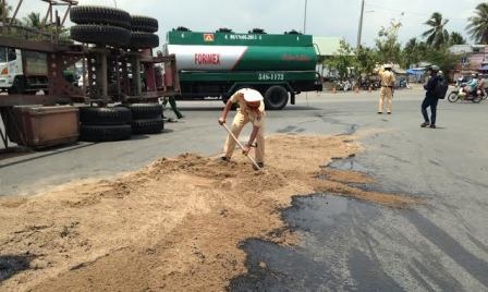 CSGT Đội Cát Lái “đội nắng” rải cát xử lý dầu nhớt tràn đường.