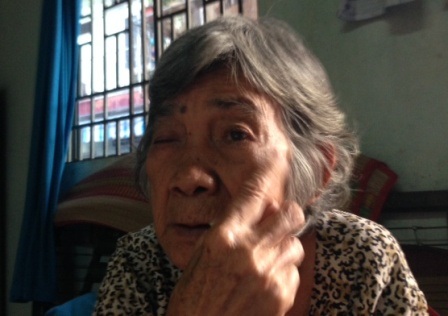 Bà Cựu với đôi mắt giờ chỉ còn một bên