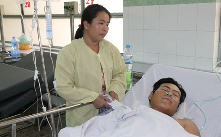 Anh Nghĩa với nhiều chấn thương nặng phải điều trị lâu dài.