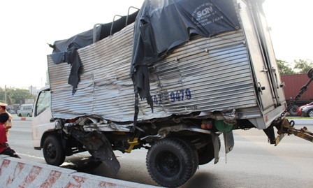 Ô tô lao xuống mương, 4 người đập cửa kêu cứu - 4 Hiện trường xe container “làm loạn” trên XLHN.