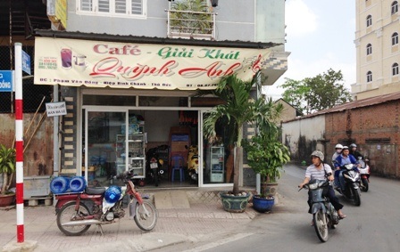 Rất đông phương tiện từ đường 17 rẽ phải vào đường Phạm Văn Đồng đa số đều không bật đèn xi nhan