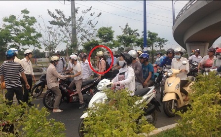 Va chạm xe, người đàn ông hành hung nữ sinh viên trên đường - 3 Cô gái và người đàn ông (trong vòng tròn) tranh cãi nhau sau vụ va chạm…