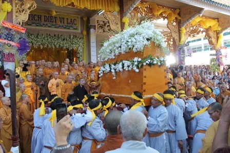 Nhập tháp kim quan cố Đại lão Hòa thượng Thích Trí Tịnh - 5 Cung thỉnh kim quan cố Đại lão Hòa thượng về bảo tháp Phù Thi trong khuôn viên chùa Vạn Đức.