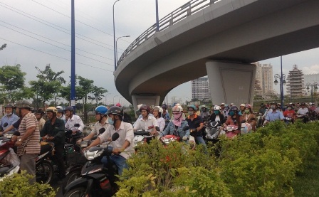 Va chạm xe, người đàn ông hành hung nữ sinh viên trên đường - 5 Cô gái và người đàn ông (trong vòng tròn) tranh cãi nhau sau vụ va chạm…