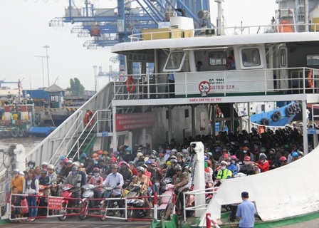 Dù lượng xe máy có tăng nhưng vẫn được nhanh chóng giải tỏa qua phà mà không xảy ra cảnh ùn tắc