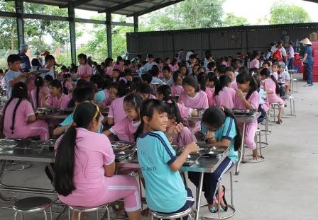 Vụ 64 trẻ nhập viện: VISSAN nhận trách nhiệm và gửi lời xin lỗi - 2 Giờ ăn trưa ngày 22/4 của các em học sinh trường tiểu học Long Bình do VISSAN cung cấp suất ăn.
