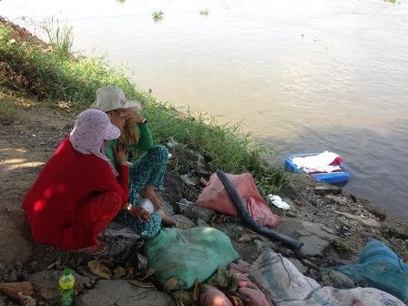 Đau xé lòng nhìn thi thể bé 3 tuổi trôi trên sông Sài Gòn - 2 Người thân đau đớn nhìn thấy thi thể cháu Thiện trôi dạt trên sông Sài Gòn.