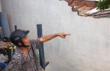 Mưa lớn, lốc xoáy hất tung hàng trăm nóc nhà dân