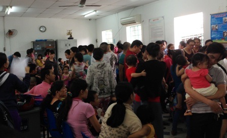 Trung tâm y tế quá tải vì…phụ huynh sợ sởi tấn công