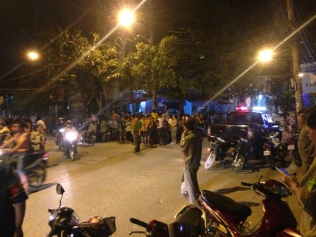 Hàng trăm người dân vây quanh hiện trường theo dõi vụ việc.