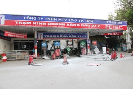 Rất đông người dân vây xung quanh hiện trường vụ nổ trạm xăng dầu 27/7 để theo dõi vụ việc.