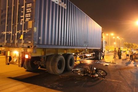 Nữ sinh chết thảm dưới bánh xe container cùng bữa cơm chiều - 1 Hiện trường vụ tai nạn thương tâm làm nữ sinh viên chết thảm trên QL1.
