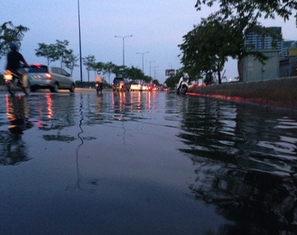 Nhiều điểm trên đại lộ theo hướng XLNH vào đường Mai Chí Thọ bị ngập nặng...