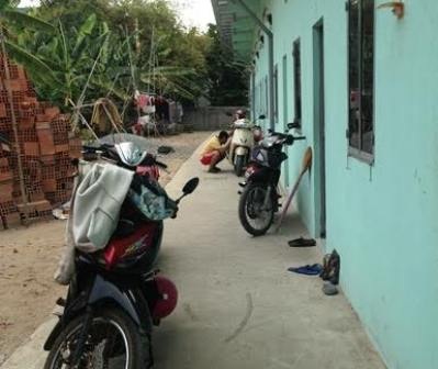 Táo tợn xông vào nhà chém người cướp tài sản - 2 Dãy nhà trọ nơi xảy ra vụ cướp lúc rạng sáng.